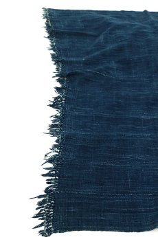 画像4: 【西アフリカ】手織り藍染め綿　大判ショール（濃い藍色） (4)