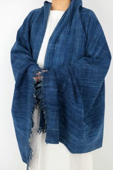 画像2: 【西アフリカ】手織り藍染め綿　大判ショール（濃い藍色） (2)