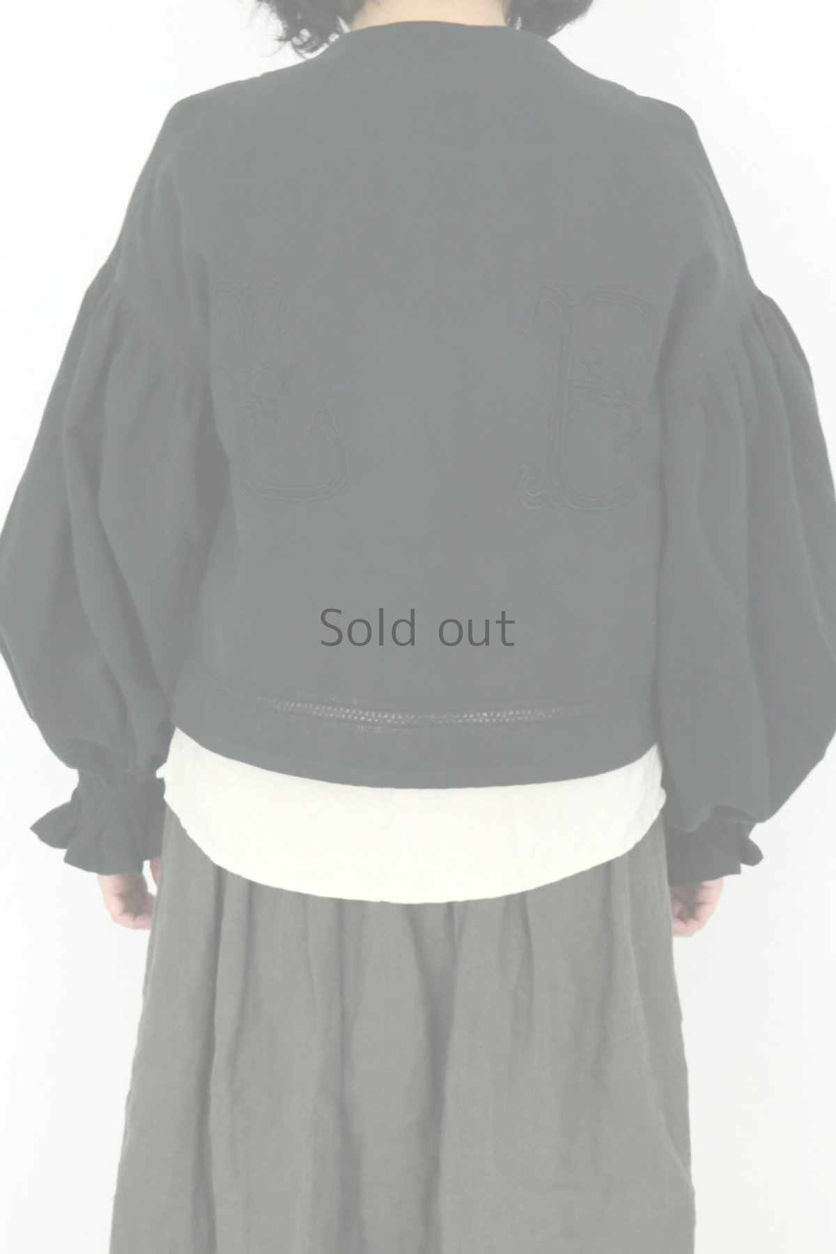 画像4: 【ササキチホ】アンティークリネン×染め　ボリュームパフスリーブブラウス（黒色/イニシャル刺繍) (4)