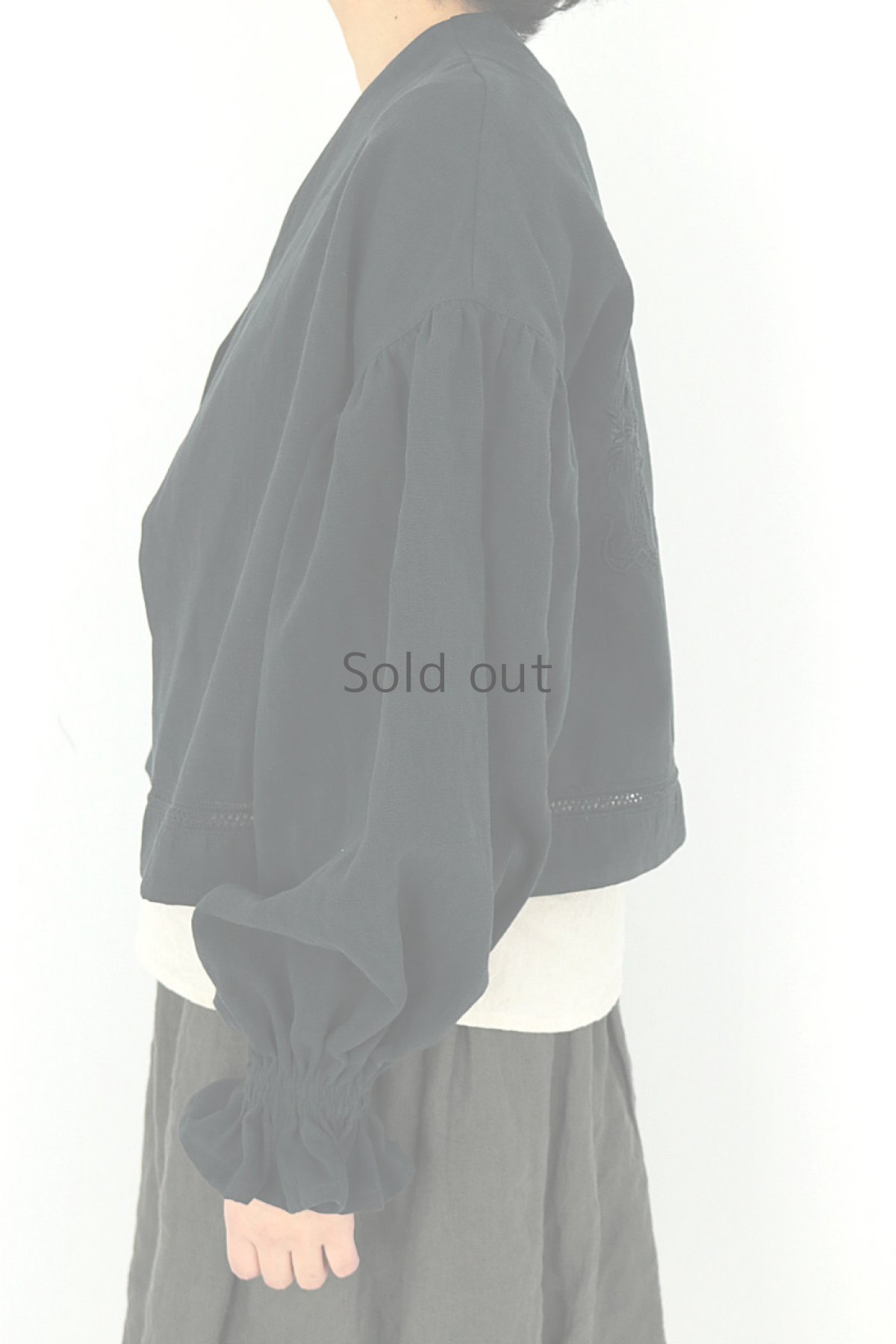 画像3: 【ササキチホ】アンティークリネン×染め　ボリュームパフスリーブブラウス（黒色/イニシャル刺繍) (3)