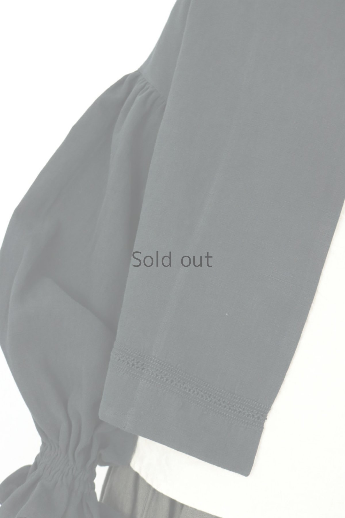 画像5: 【ササキチホ】アンティークリネン×染め　ボリュームパフスリーブブラウス（黒色/イニシャル刺繍) (5)