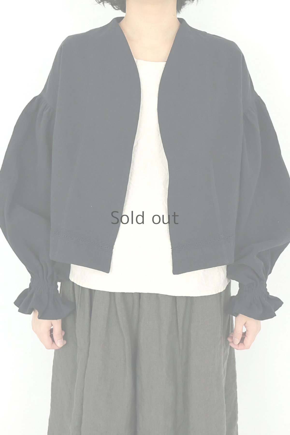 画像2: 【ササキチホ】アンティークリネン×染め　ボリュームパフスリーブブラウス（黒色/イニシャル刺繍) (2)