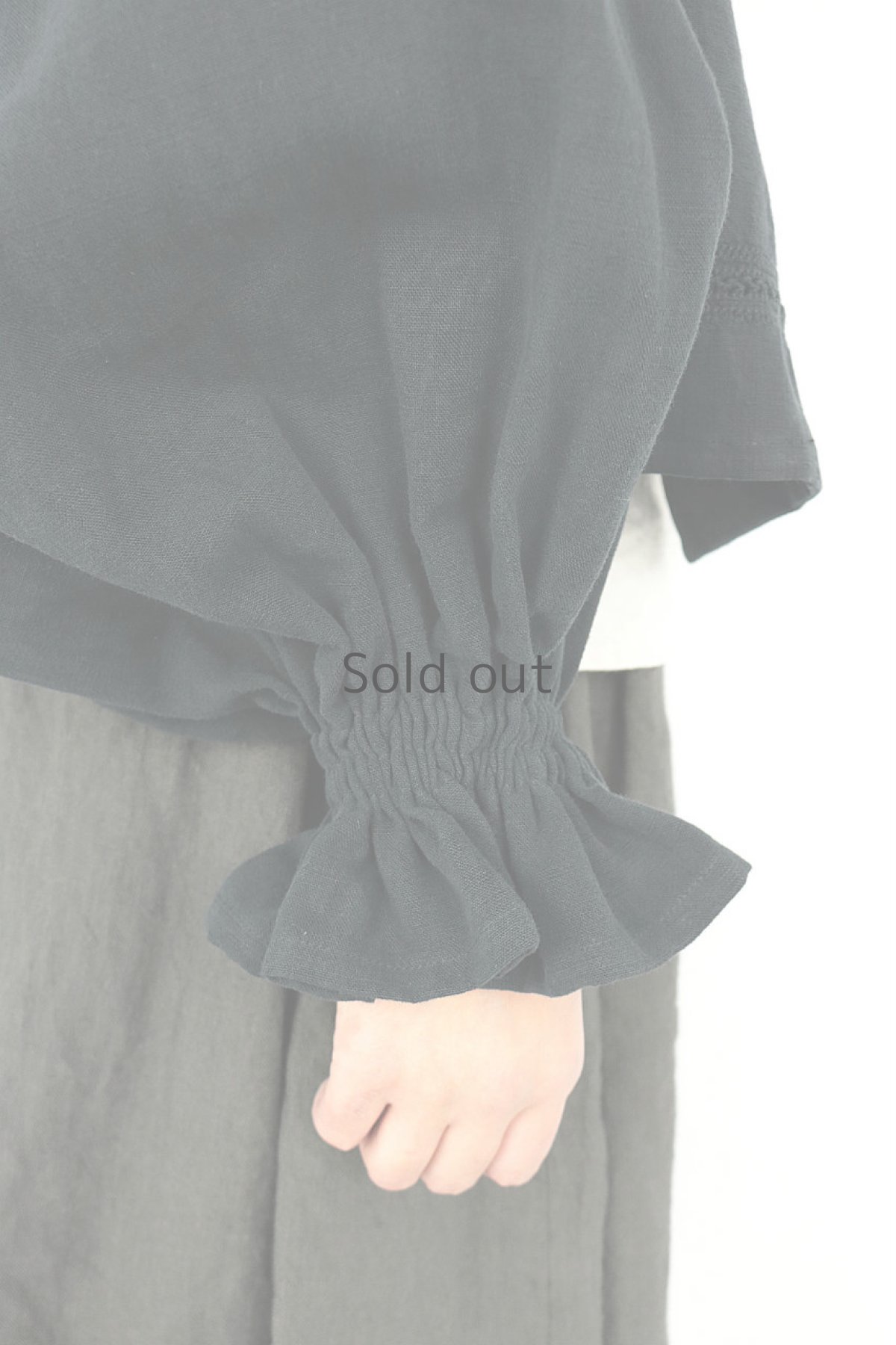 画像8: 【ササキチホ】アンティークリネン×染め　ボリュームパフスリーブブラウス（黒色/イニシャル刺繍) (8)