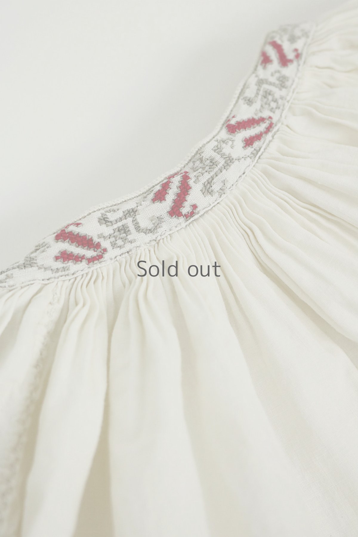 画像15: 【ウクライナ】ウクライナコットン刺繍スモックブラウス（ギャザー/赤とグレーのクロスステッチ） (15)