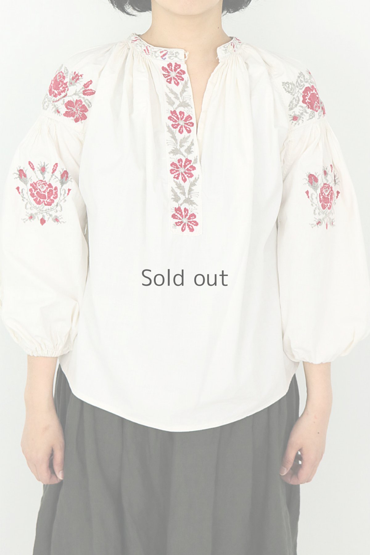 画像2: 【ウクライナ】ウクライナコットン刺繍スモックブラウス（ギャザー/赤とグレーのクロスステッチ） (2)