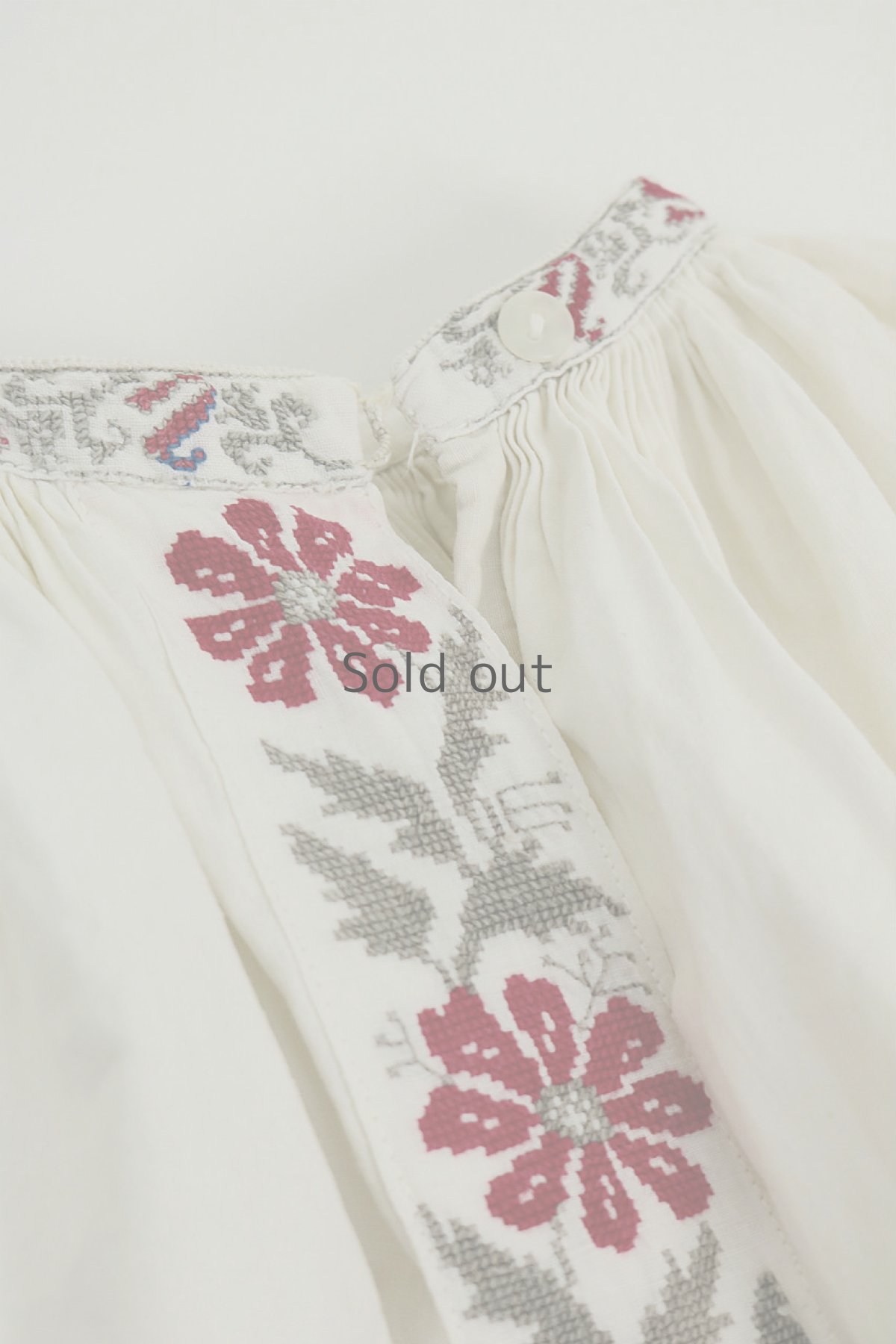 画像5: 【ウクライナ】ウクライナコットン刺繍スモックブラウス（ギャザー/赤とグレーのクロスステッチ） (5)