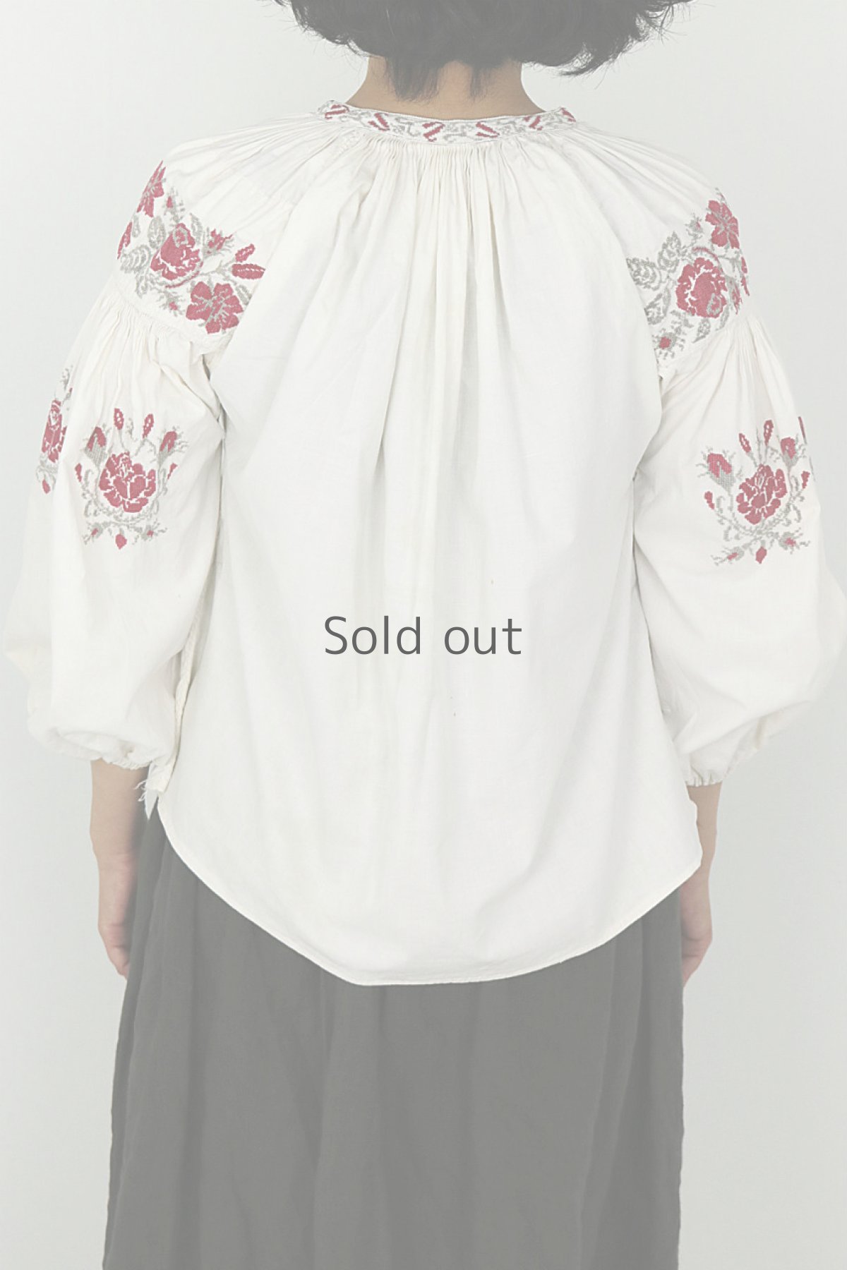 画像4: 【ウクライナ】ウクライナコットン刺繍スモックブラウス（ギャザー/赤とグレーのクロスステッチ） (4)