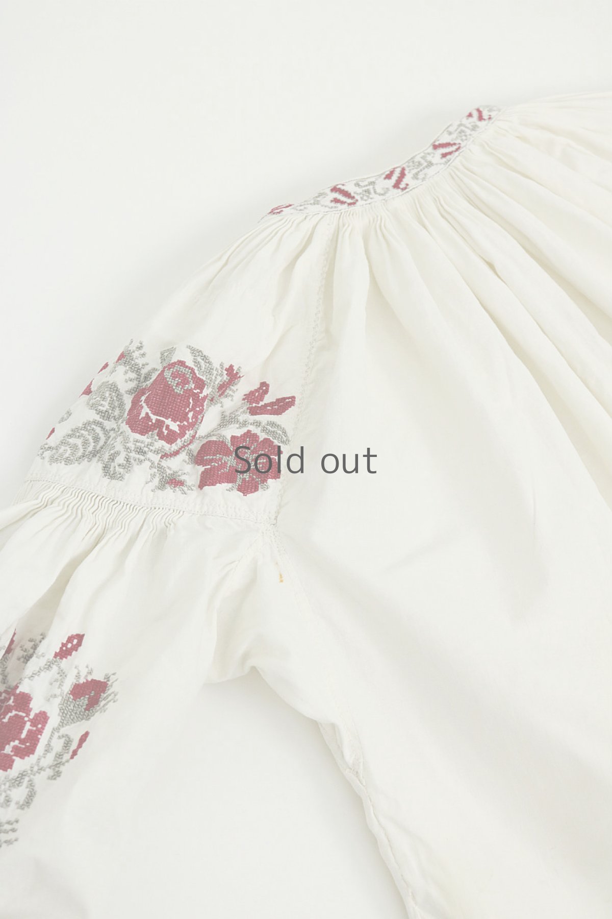 画像16: 【ウクライナ】ウクライナコットン刺繍スモックブラウス（ギャザー/赤とグレーのクロスステッチ） (16)