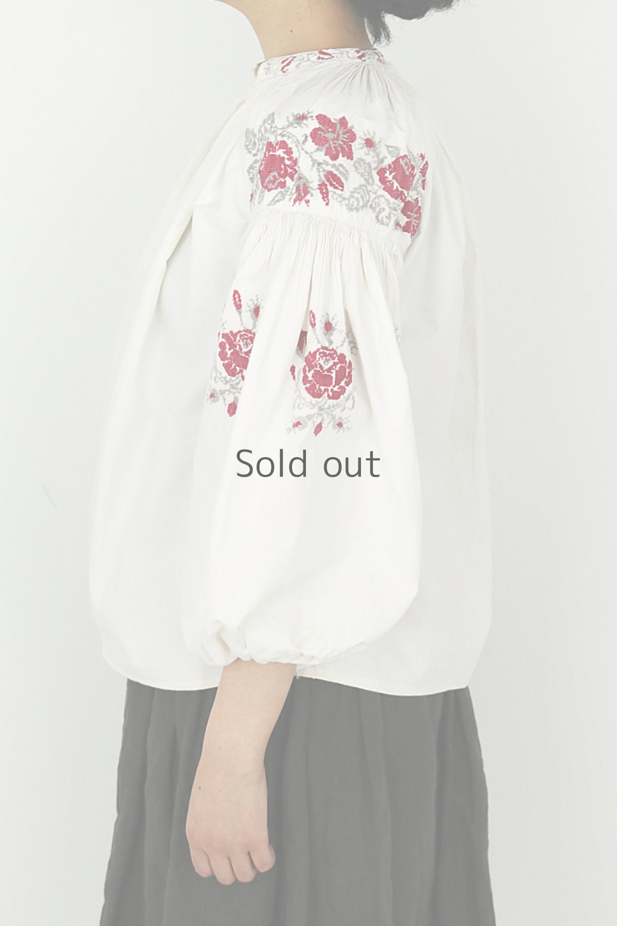 画像3: 【ウクライナ】ウクライナコットン刺繍スモックブラウス（ギャザー/赤とグレーのクロスステッチ） (3)