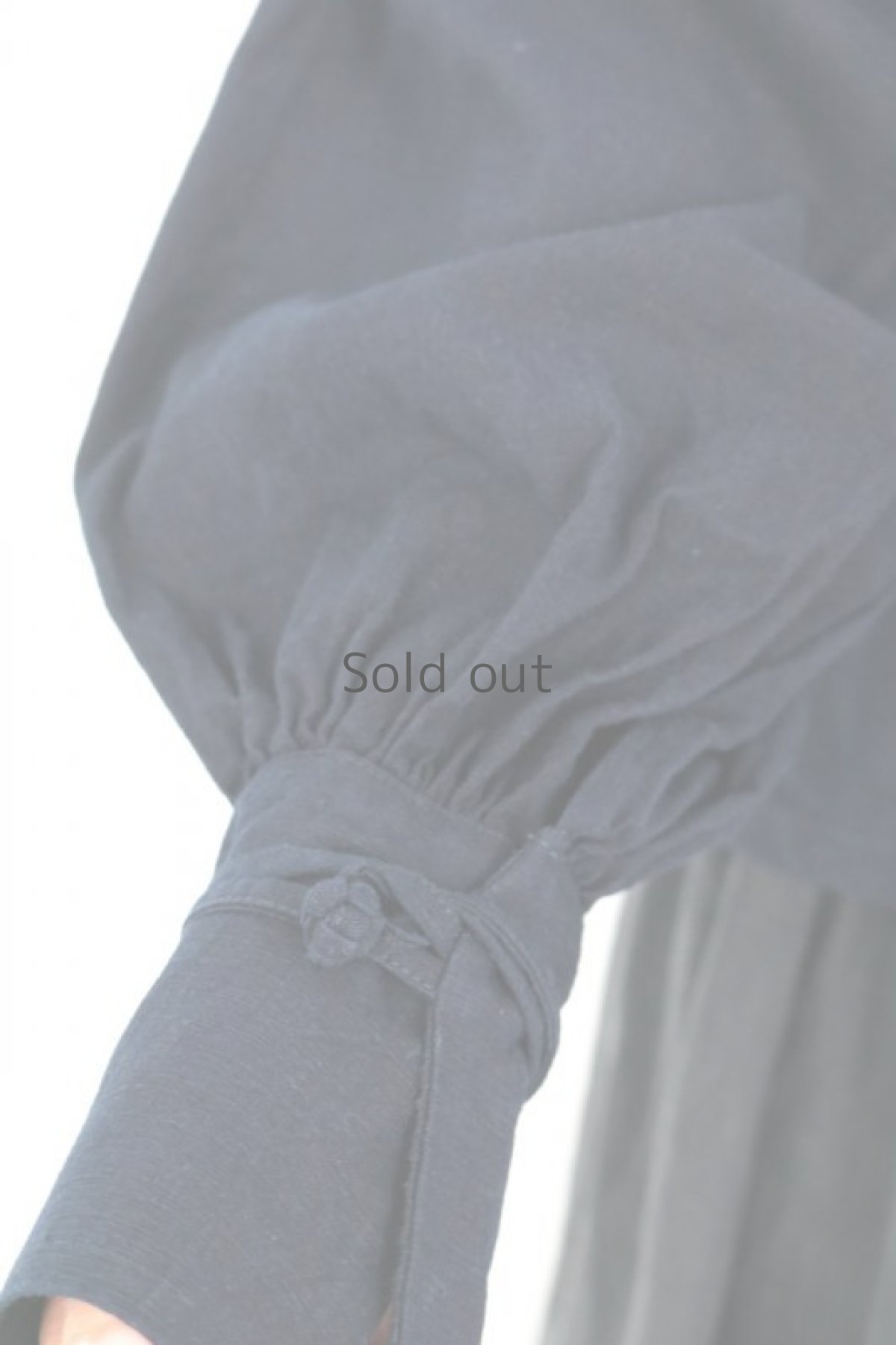 画像5: 【ササキチホ】アンティークリネン×染　バルーン袖ロングカフスブラウス（紺色） (5)