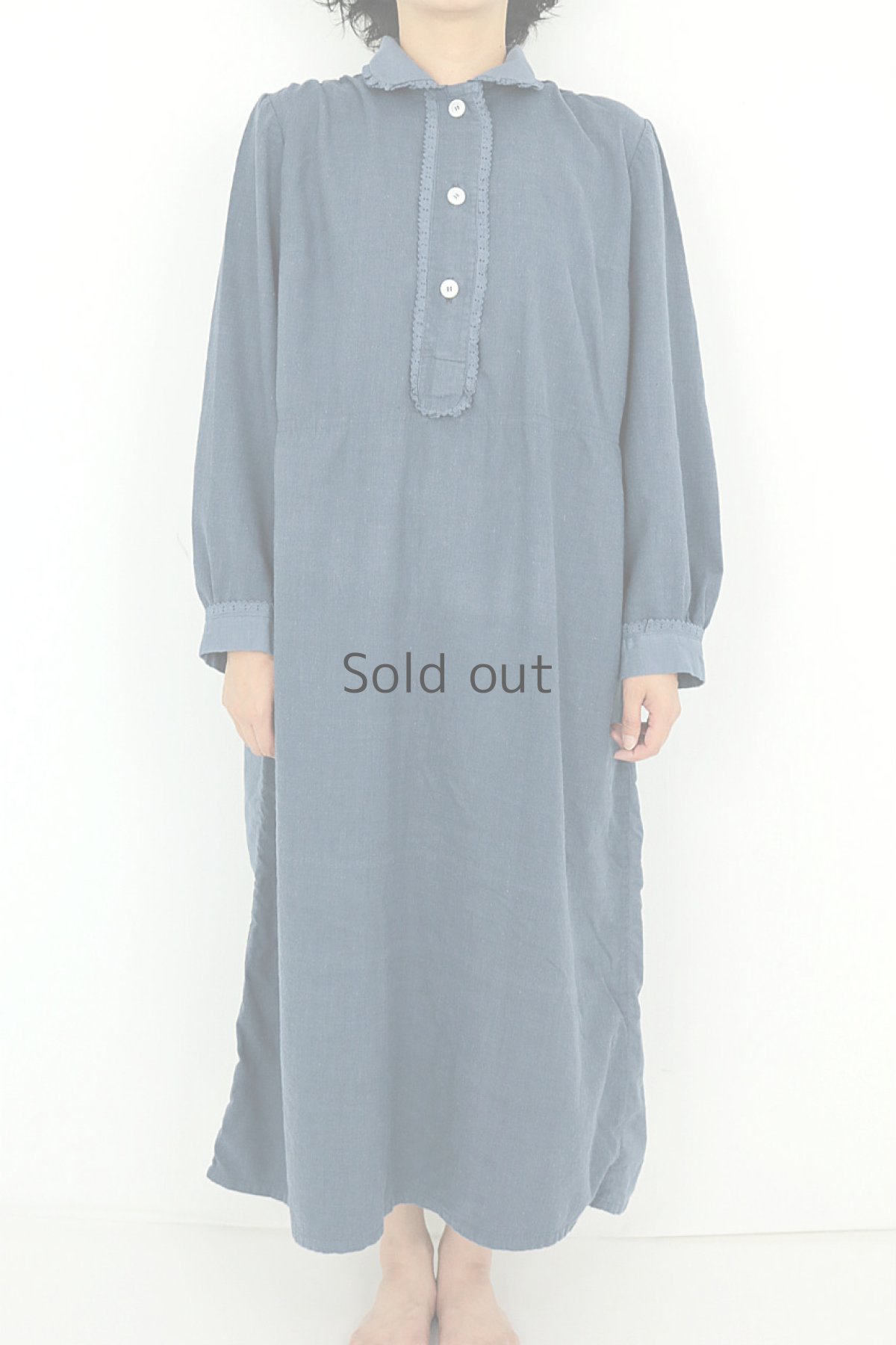 画像2: 【ドイツ】アンティーク裏起毛コットン×染　フリルレース　長袖ロングワンピース（ブルーグレー/2トーン） (2)