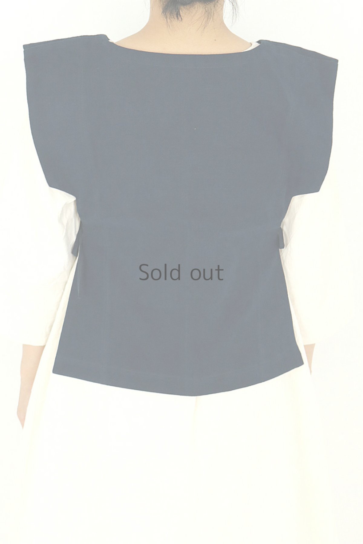 画像4: 【ササキチホ】アンティークリネン×染め　サイドひも　ノースリーブブラウス（T型/紺） (4)