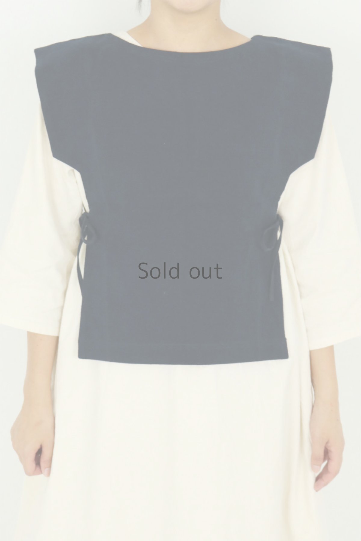 画像2: 【ササキチホ】アンティークリネン×染め　サイドひも　ノースリーブブラウス（T型/紺） (2)