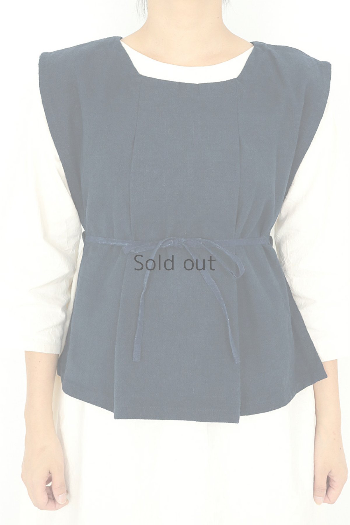 画像2: 【ササキチホ】アンティークリネン×染め　ベルト紐　タック　ノースリーブブラウス（A型/紺） (2)