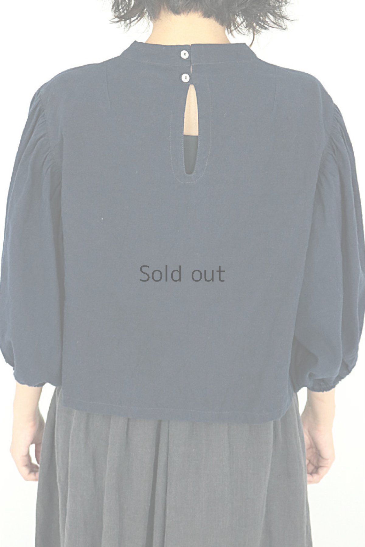 画像4: 【ササキチホ】アンティークリネン×染め　ボリュームパフスリーブ プルオーバーブラウス（紺色） (4)