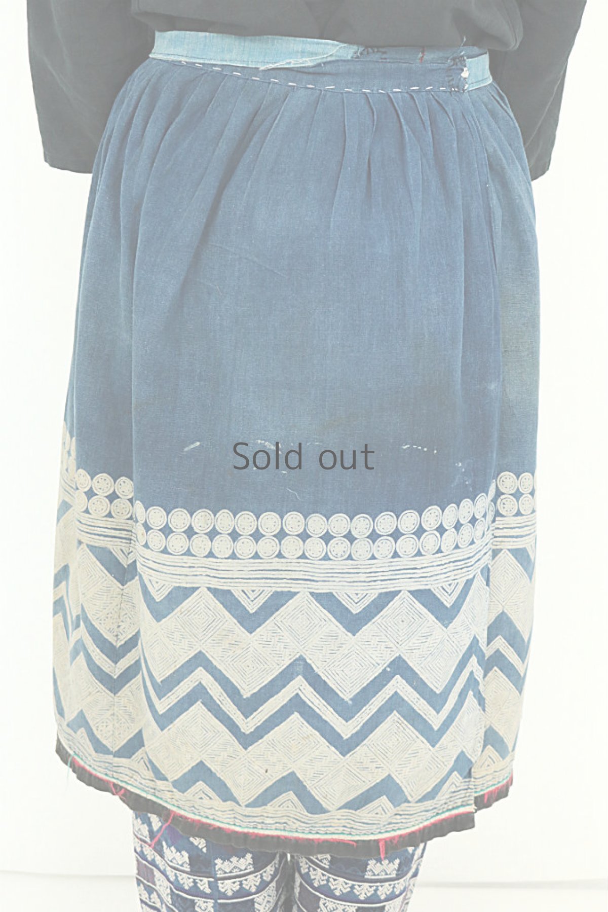 画像4: 【ベトナム】ビンテージ　インディゴコットン　ろうけつ染めエプロンスカート（ザオ族） (4)