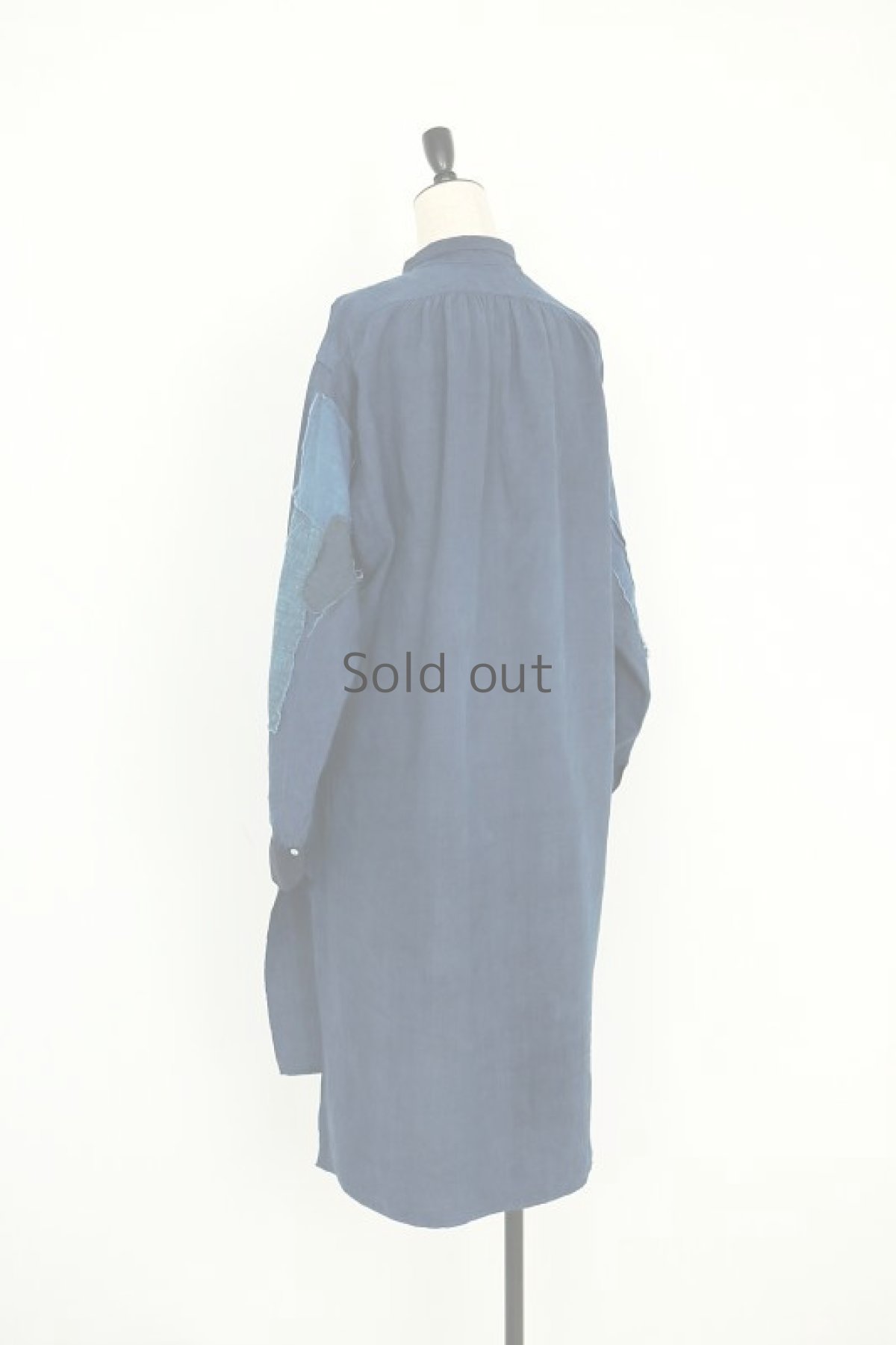 画像16: 【MITSUGU SASAKI】アンティークリネン×染め×古布　パッチワークボロスモックシャツ （紺染め） (16)