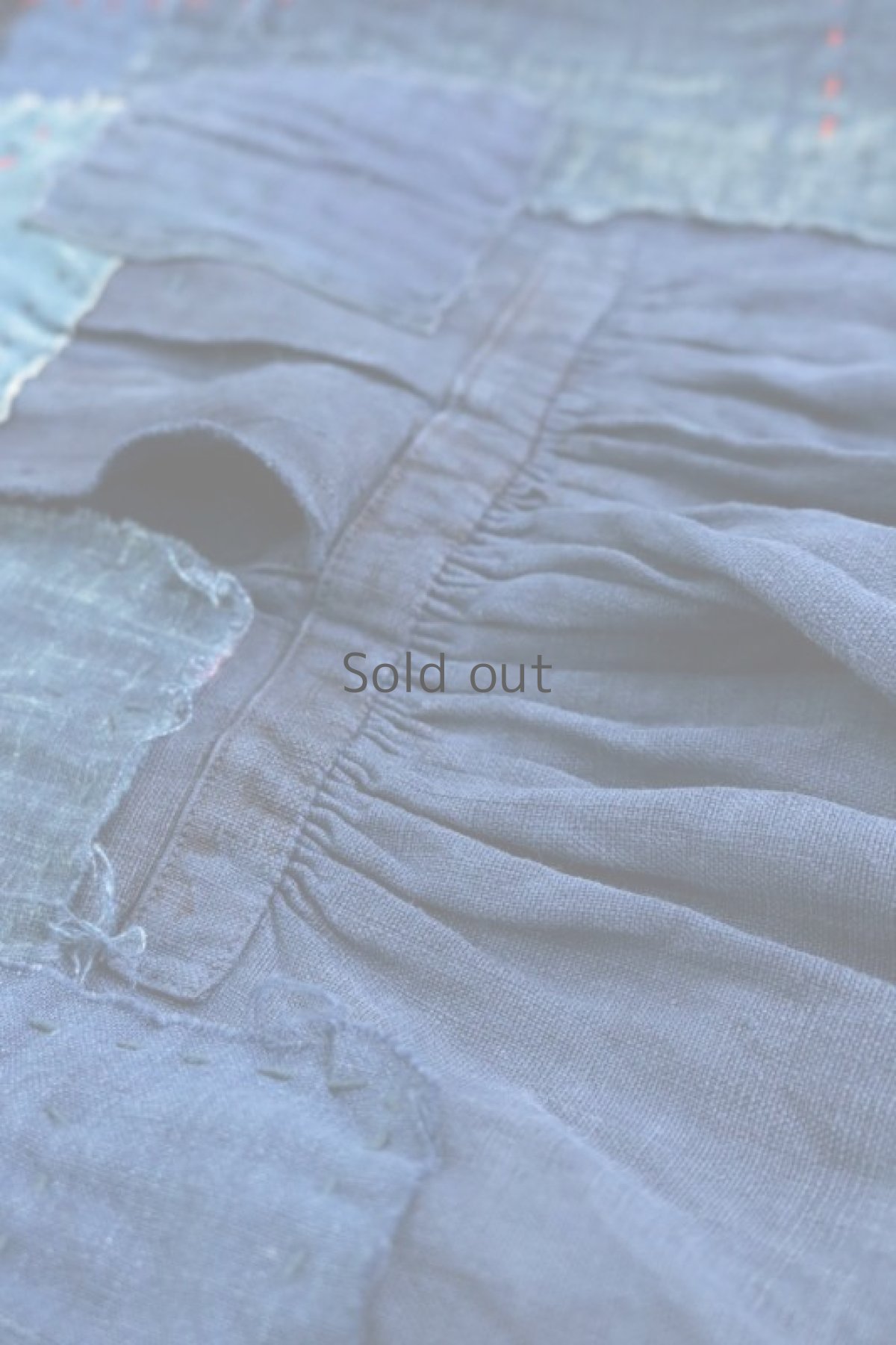 画像4: 【MITSUGU SASAKI】アンティークリネン×染め×古布　パッチワークボロスモックシャツ （紺染め） (4)