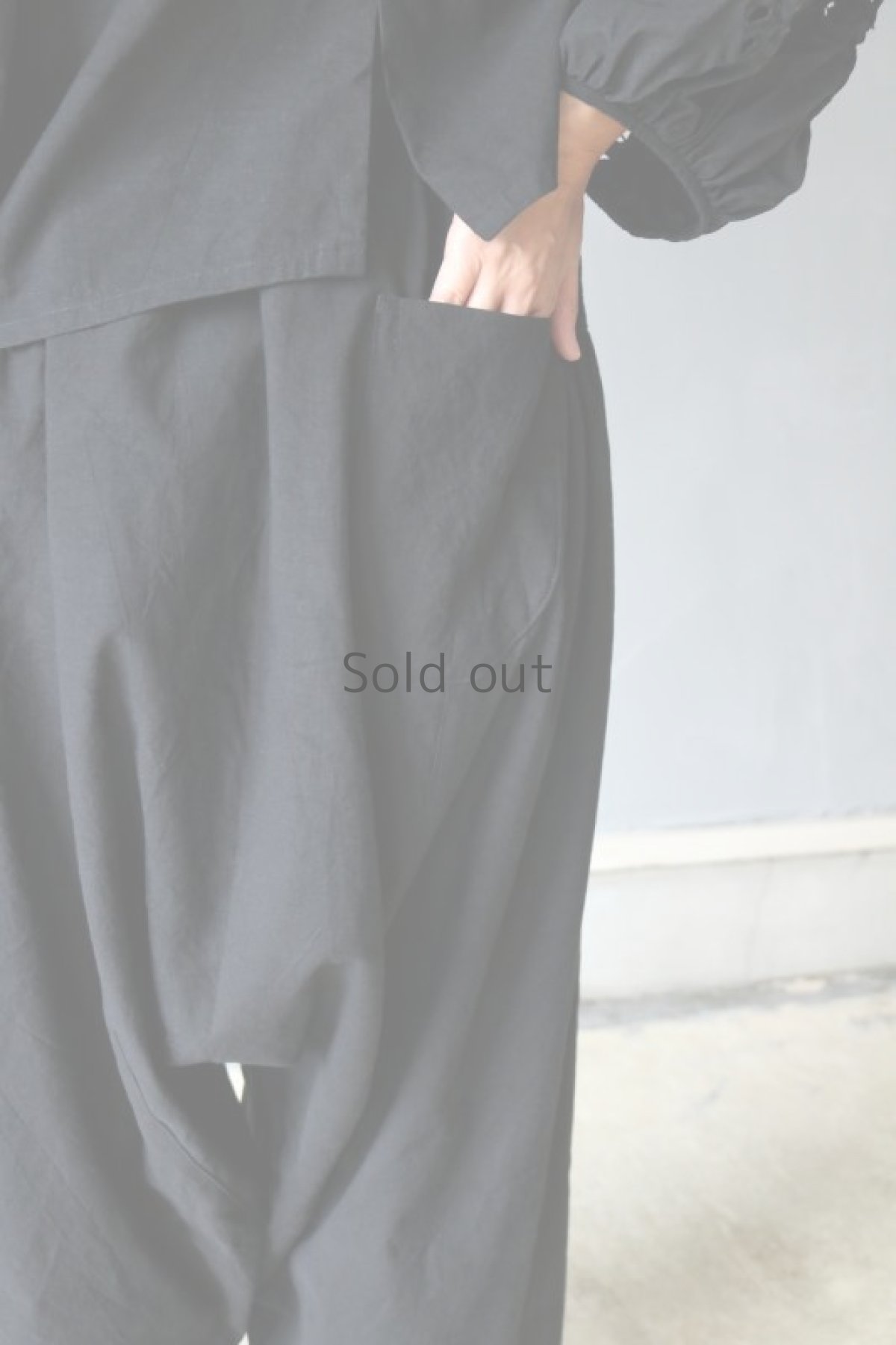 画像4: 【ササキチホ】アンティークリネン　サイドギャザー　ボリュームサルエルパンツ（黒色） (4)