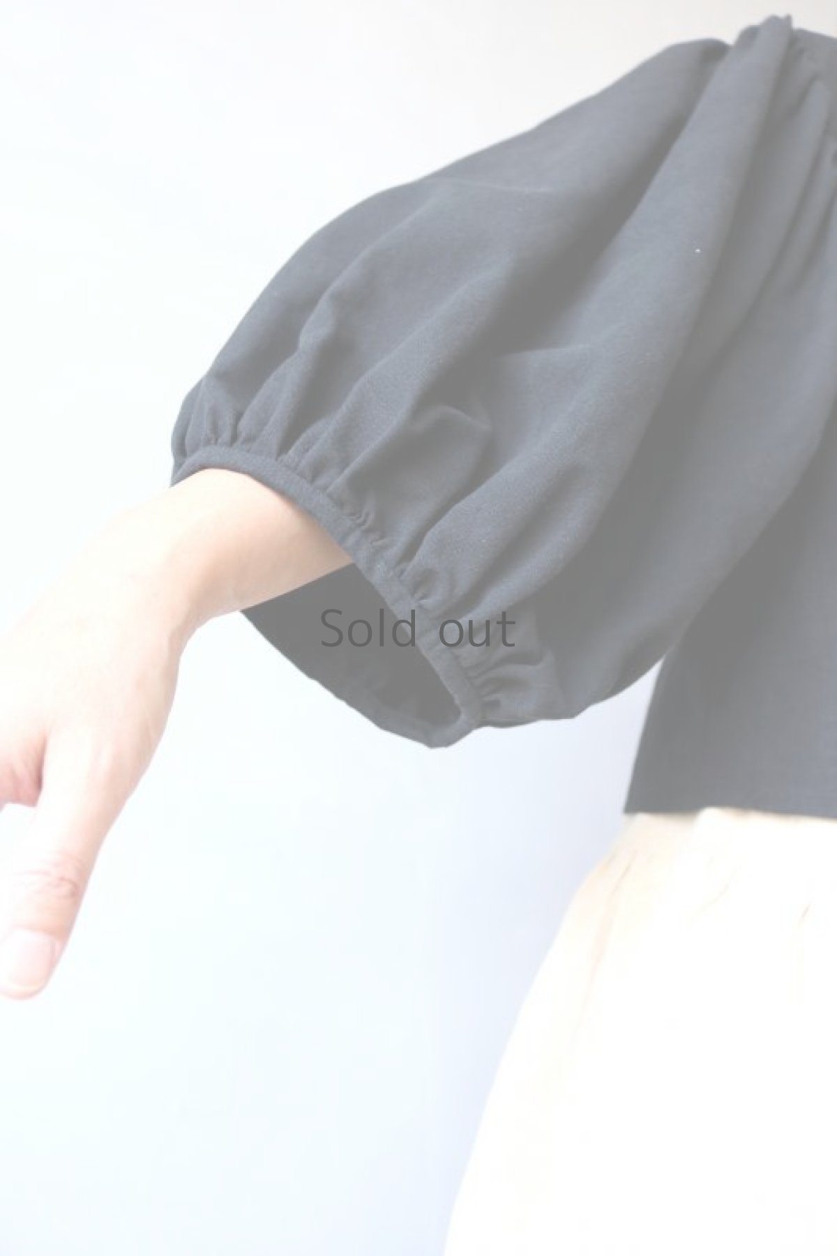 画像7: 【ササキチホ】アンティークリネン×黒染め　ボリューム袖　背中ボタンブラウス (7)