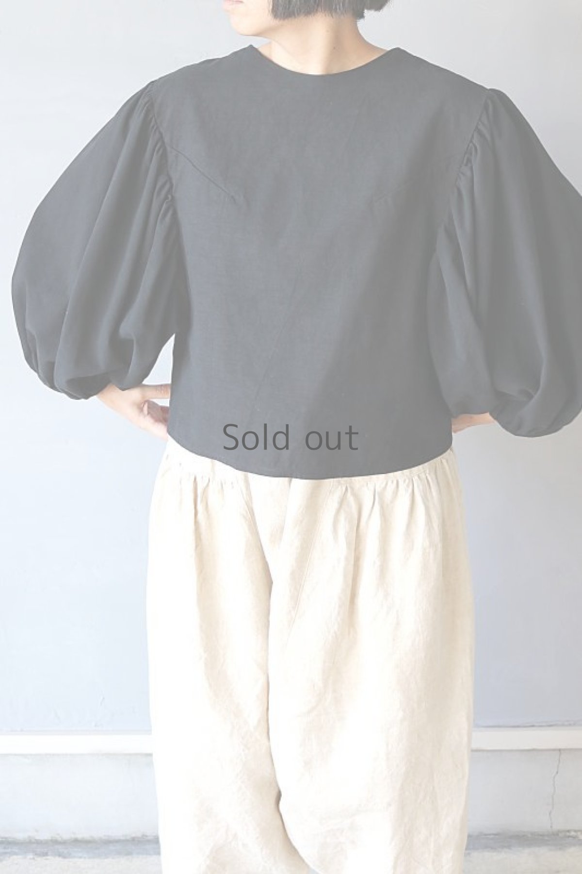 画像10: 【ササキチホ】アンティークリネン×黒染め　ボリューム袖　背中ボタンブラウス (10)