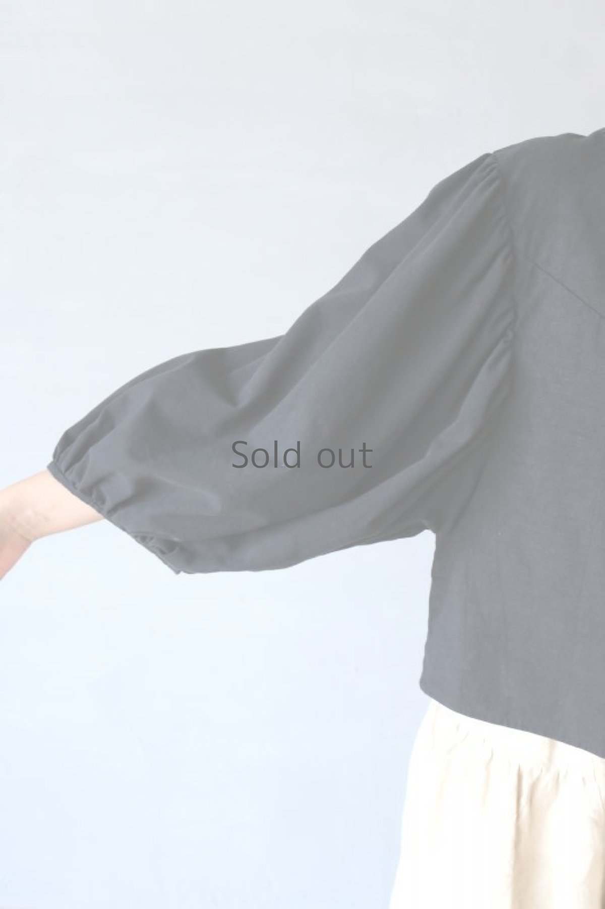 画像8: 【ササキチホ】アンティークリネン×黒染め　ボリューム袖　背中ボタンブラウス (8)