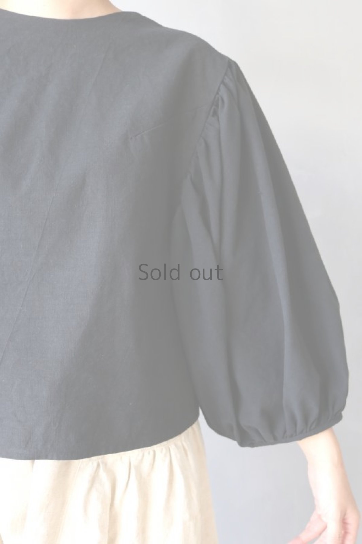 画像9: 【ササキチホ】アンティークリネン×黒染め　ボリューム袖　背中ボタンブラウス (9)