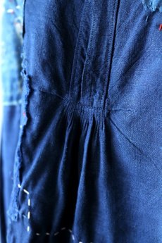 画像9: 【MITSUGU SASAKI】アンティークリネン×染め×古布　パッチワークボロスモックシャツ （紺染め） (9)