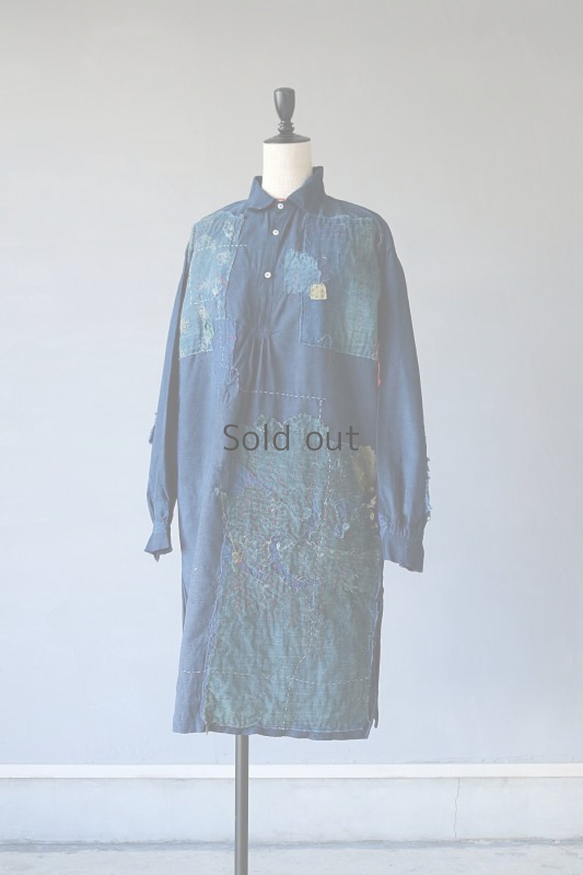 画像2: 【MITSUGU SASAKI】アンティークリネン×染め×古布　パッチワークボロスモックシャツ （紺染め） (2)