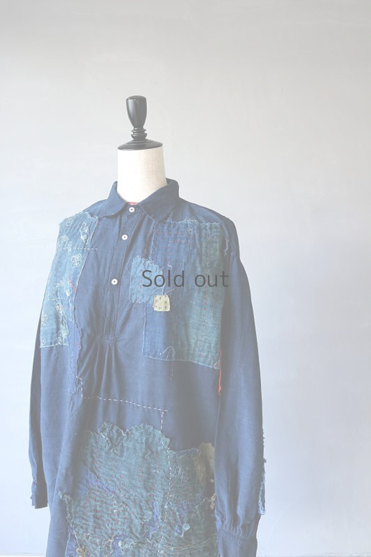 画像6: 【MITSUGU SASAKI】アンティークリネン×染め×古布　パッチワークボロスモックシャツ （紺染め） (6)