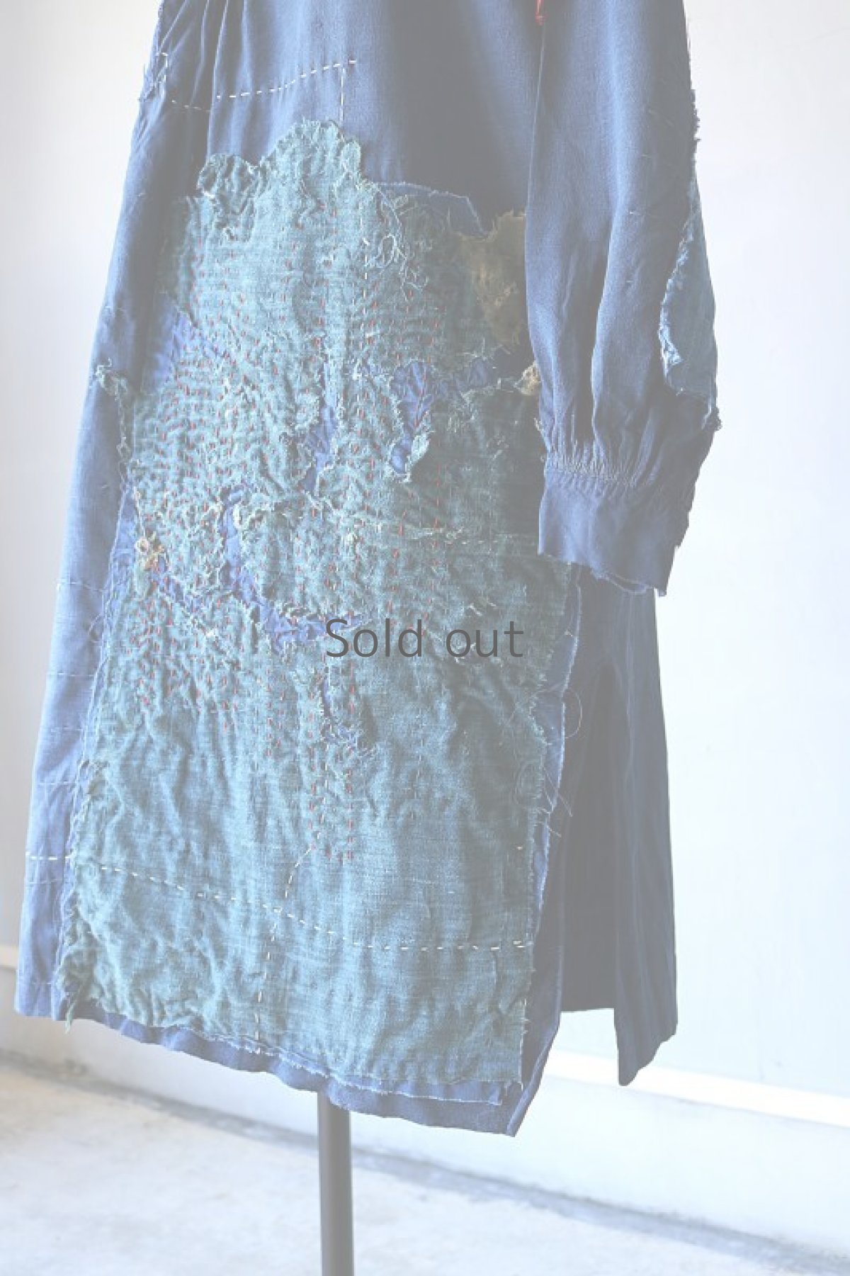 画像11: 【MITSUGU SASAKI】アンティークリネン×染め×古布　パッチワークボロスモックシャツ （紺染め） (11)