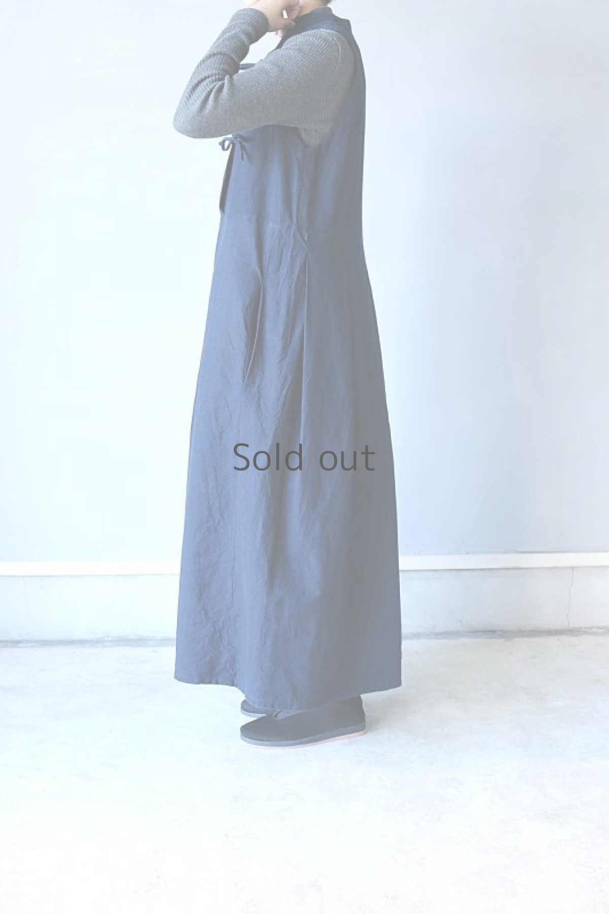 画像7: 【ササキチホ】アンティークリネン×染め　モンゴリアンノースリーブワンピース（紺色） (7)