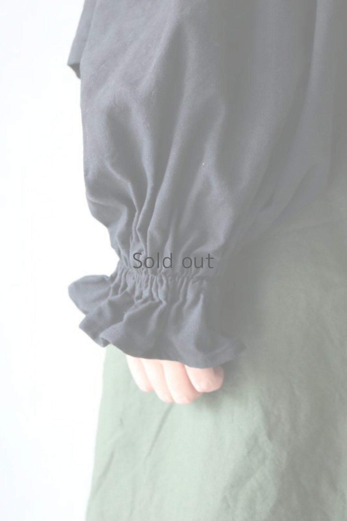 画像7: 【ササキチホ】アンティークリネン×染め　ピエロ袖　前開きブラウス（黒色） (7)