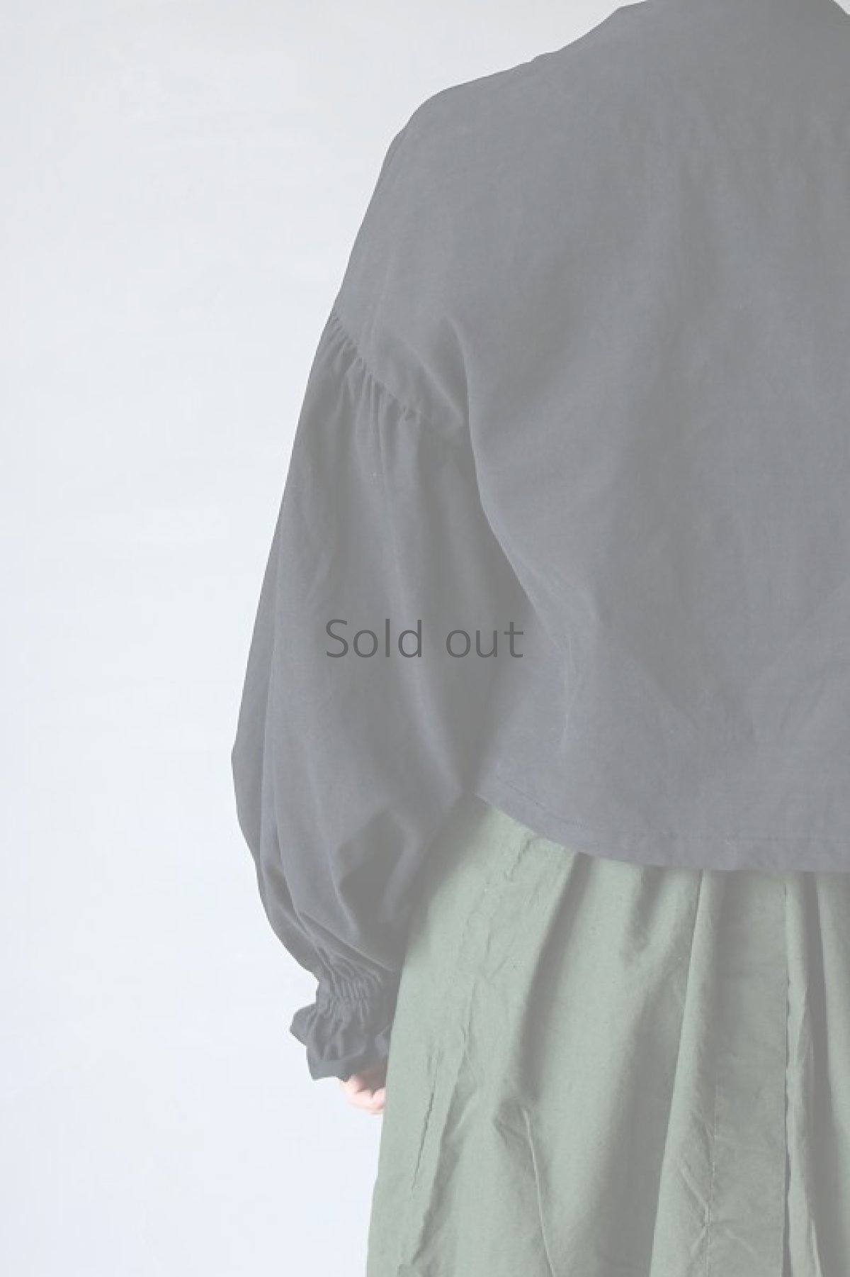 画像9: 【ササキチホ】アンティークリネン×染め　ピエロ袖　前開きブラウス（黒色） (9)