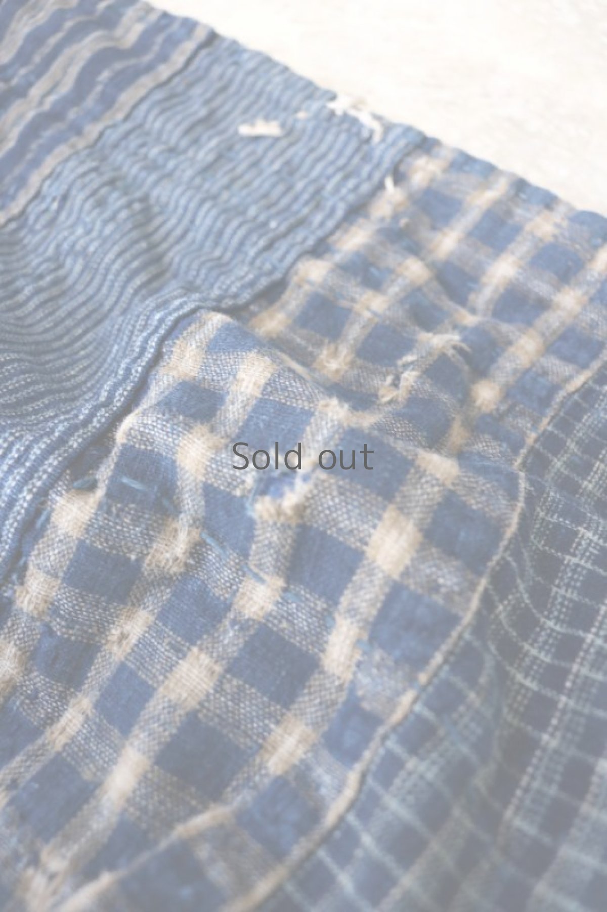 画像5: 【MITSUGU SASAKI】BORO古布　パッチワーク米袋の大きめリバーシブルショルダーバッグ(格子と藍) (5)