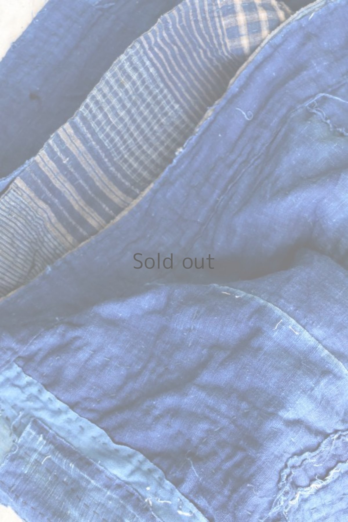 画像13: 【MITSUGU SASAKI】BORO古布　パッチワーク米袋の大きめリバーシブルショルダーバッグ(格子と藍) (13)