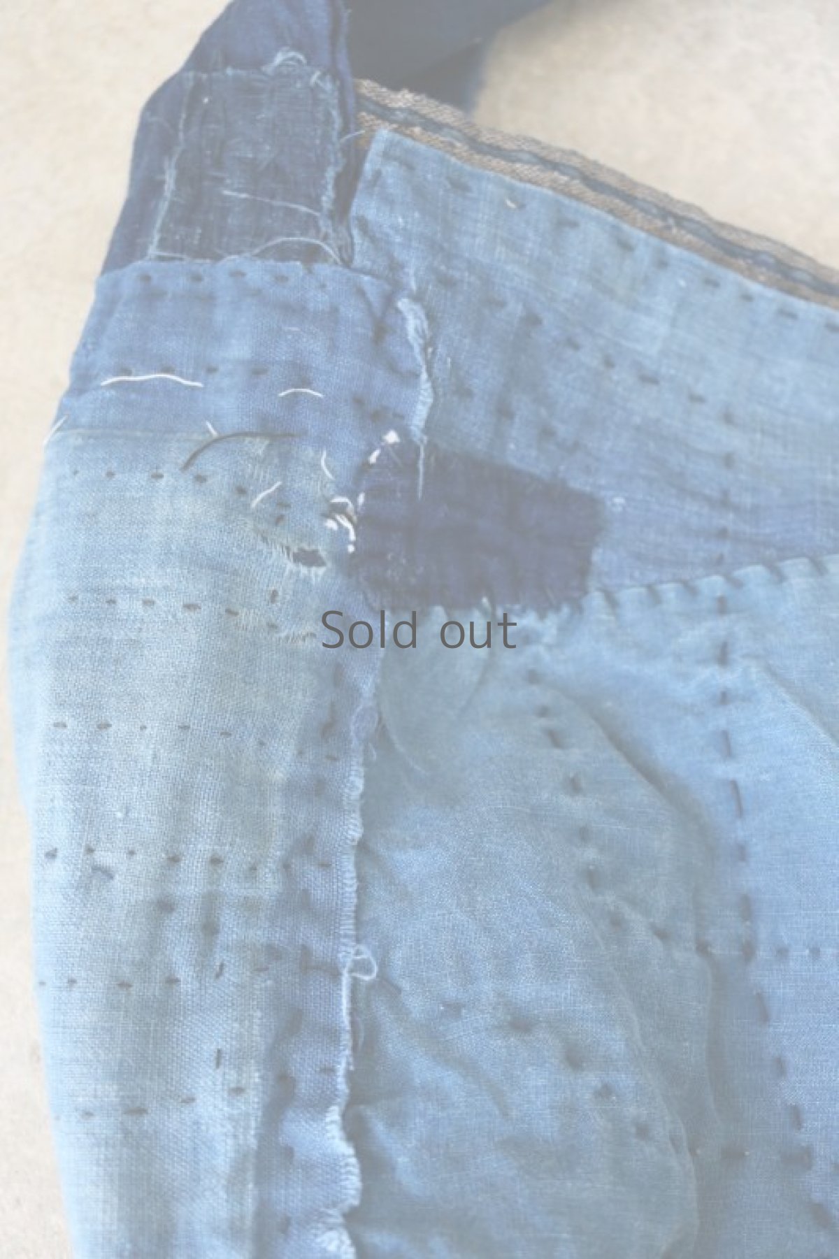 画像10: 【MITSUGU SASAKI】BORO古布　パッチワーク米袋の大きめリバーシブルショルダーバッグ(格子と藍) (10)