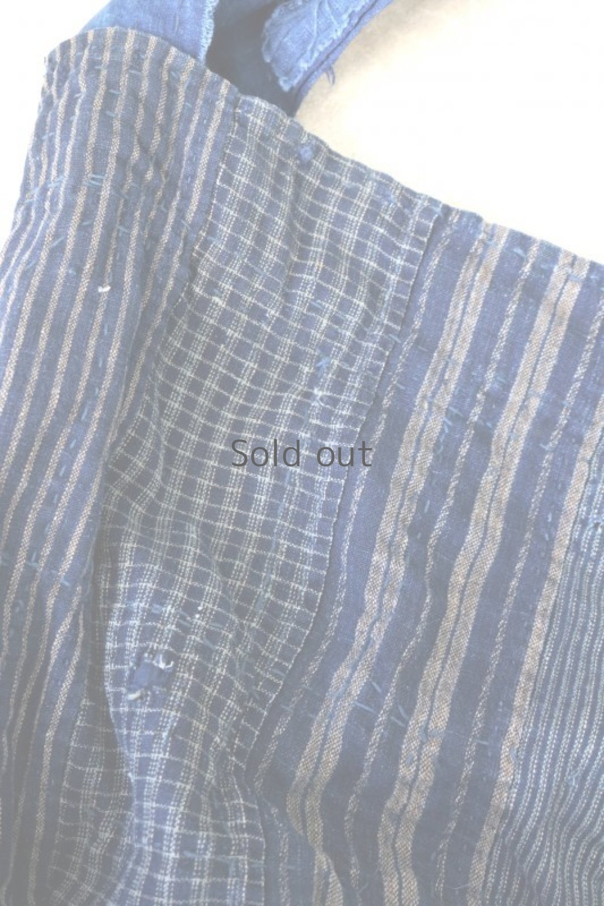 画像4: 【MITSUGU SASAKI】BORO古布　パッチワーク米袋の大きめリバーシブルショルダーバッグ(格子と藍) (4)