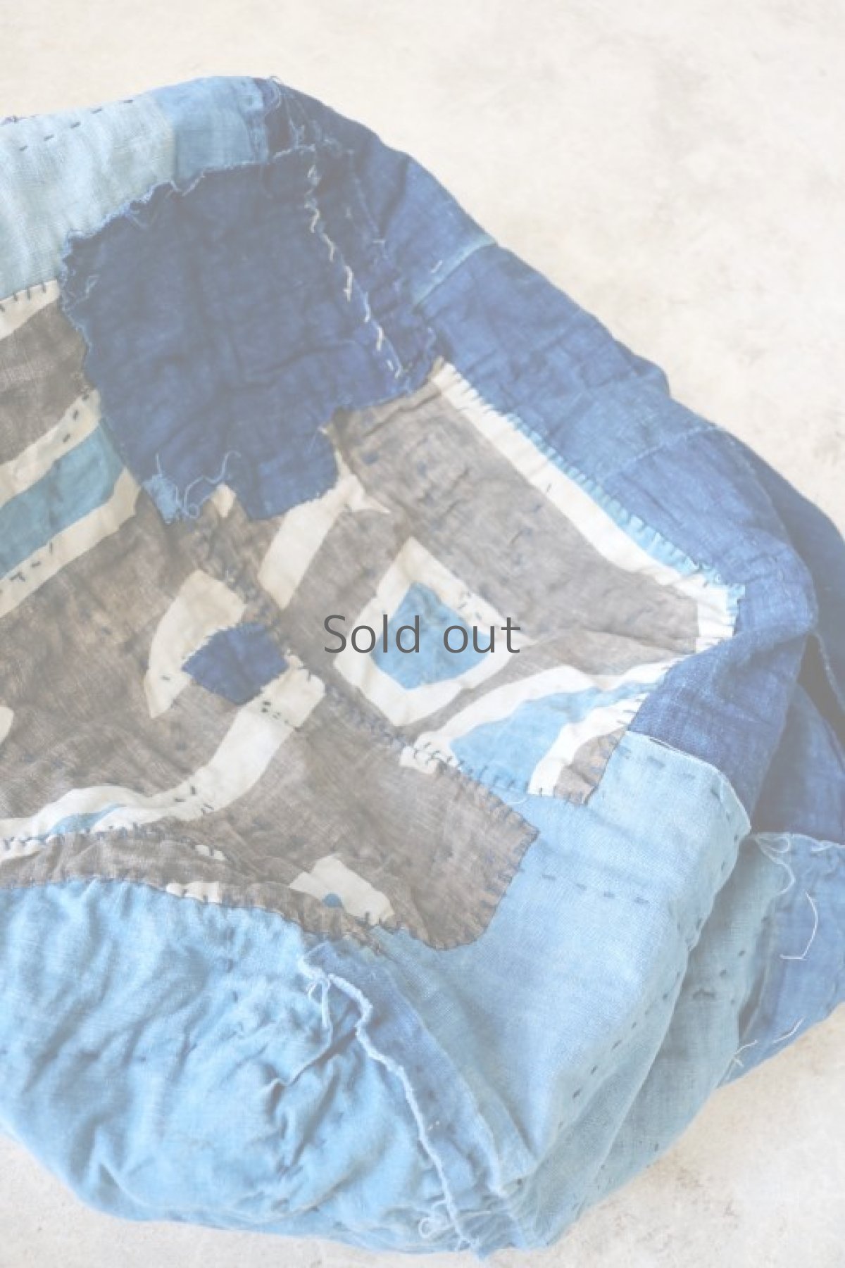 画像12: 【MITSUGU SASAKI】BORO古布　パッチワーク米袋の大きめリバーシブルショルダーバッグ(格子と藍) (12)