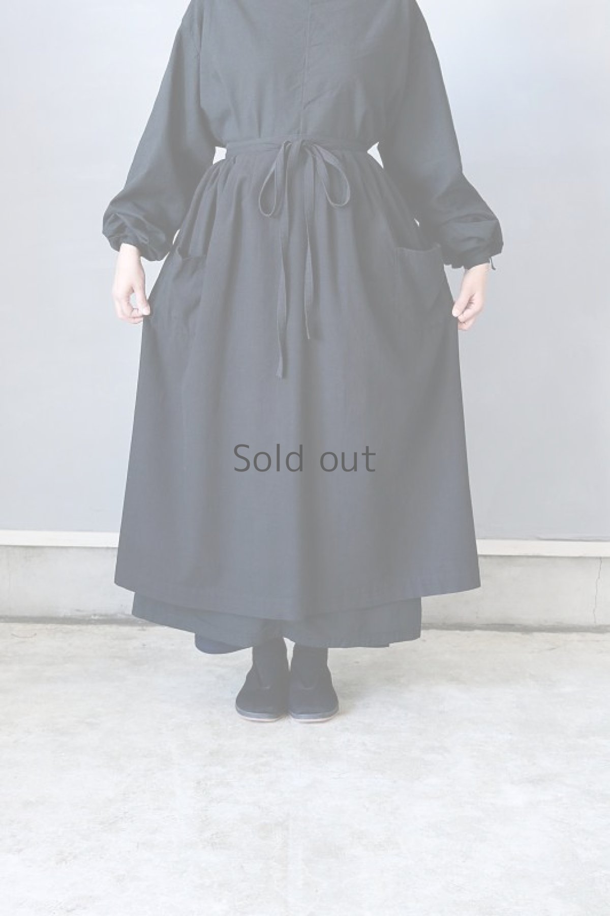 画像4: 【ササキチホ】アンティークコットン×染　ワークエプロン（黒/ポケット） (4)