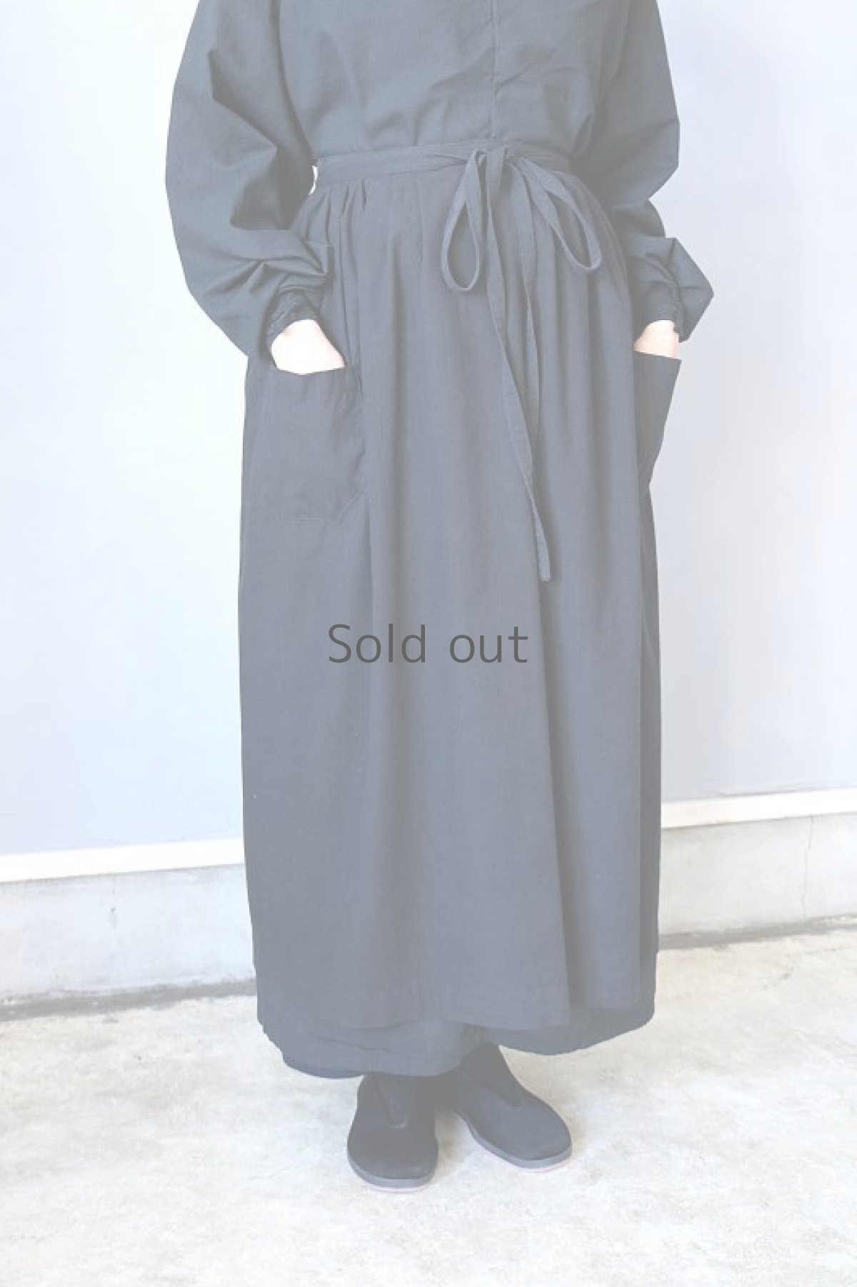 画像2: 【ササキチホ】アンティークコットン×染　ワークエプロン（黒/ポケット） (2)