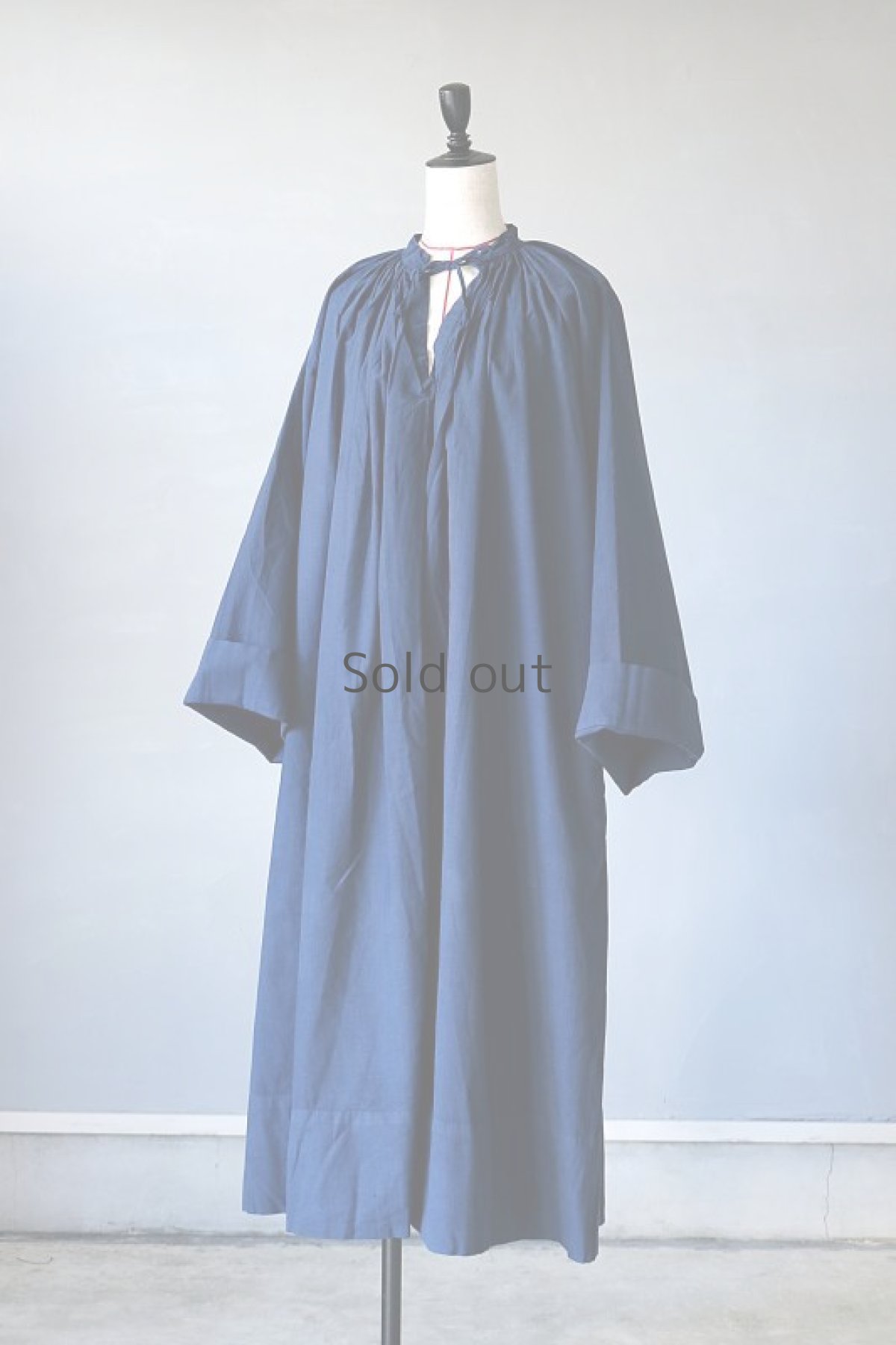 画像2: 【フランス】２０世紀中期の教会用ロングスモックドレス（後染め/紺色） (2)