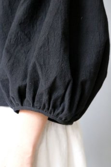 画像8: 【ササキチホ】アンティークリネン×染　ボリューム袖　背中ボタンブラウス（黒） (8)
