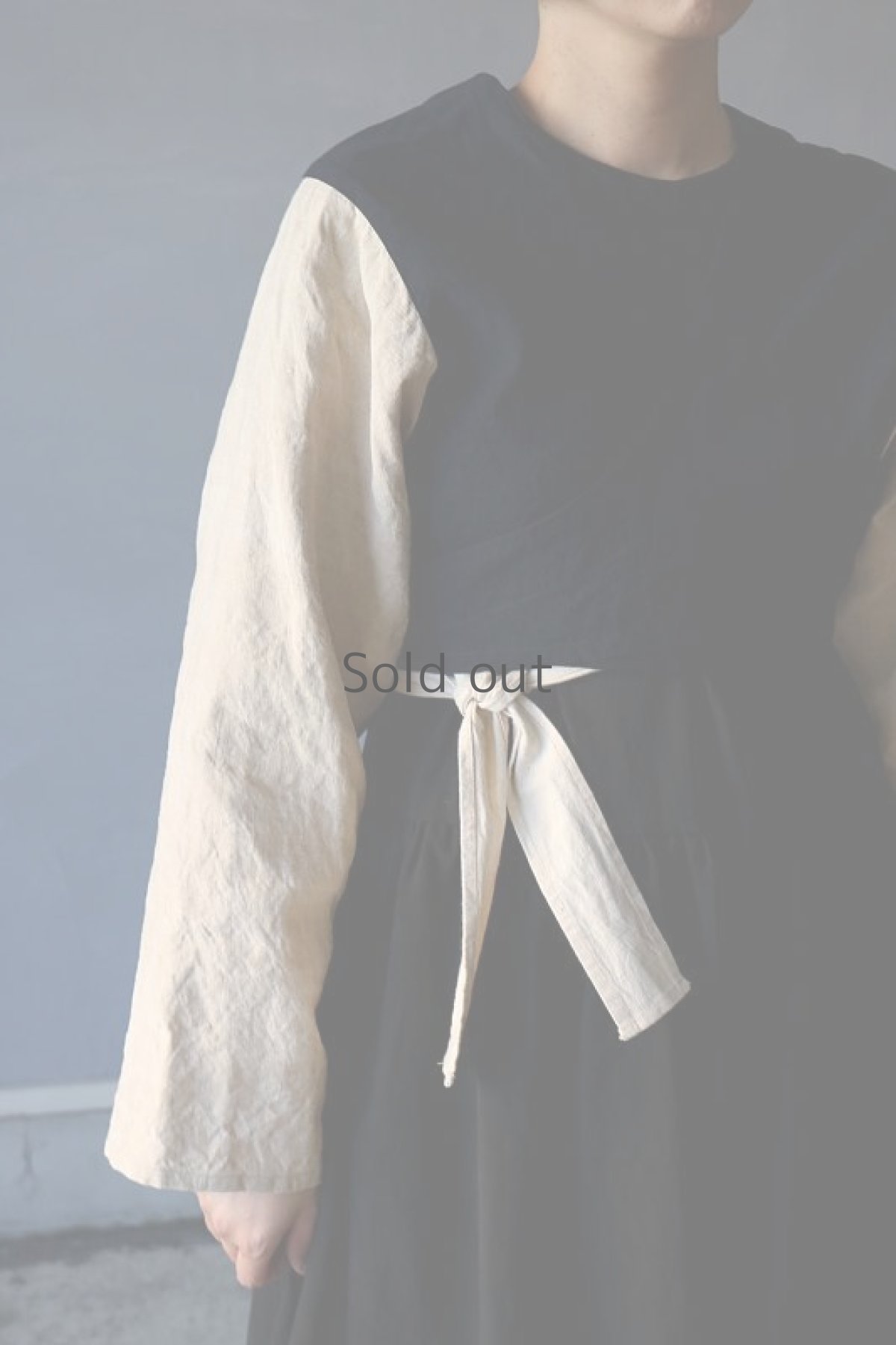 画像9: 【ササキチホ】アンティークリネン×染め 短上衣（生成りと紺） (9)