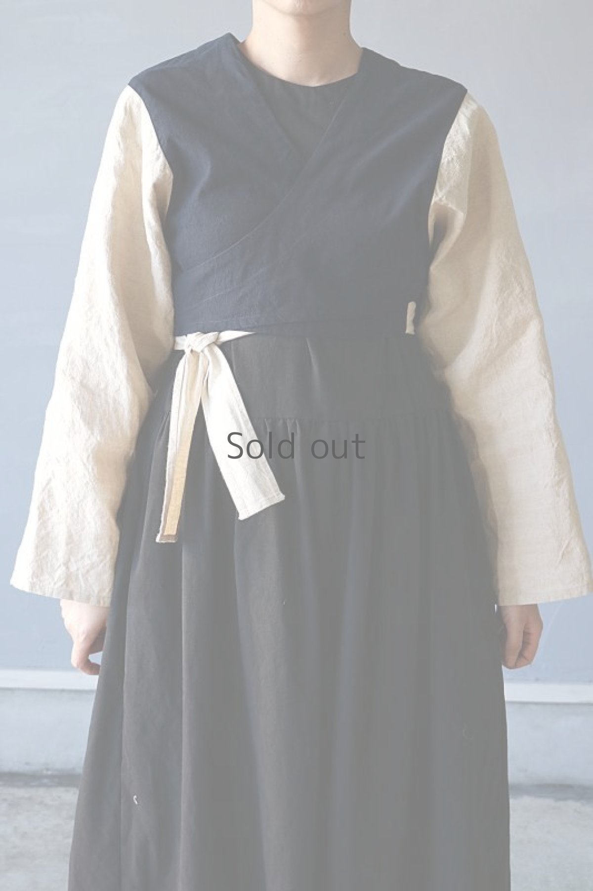 画像8: 【ササキチホ】アンティークリネン×染め 短上衣（生成りと紺） (8)