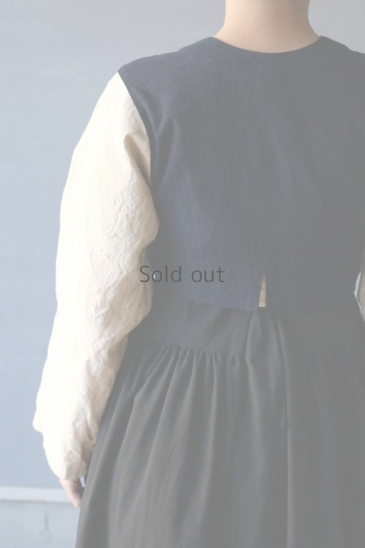 画像13: 【ササキチホ】アンティークリネン×染め 短上衣（生成りと紺） (13)