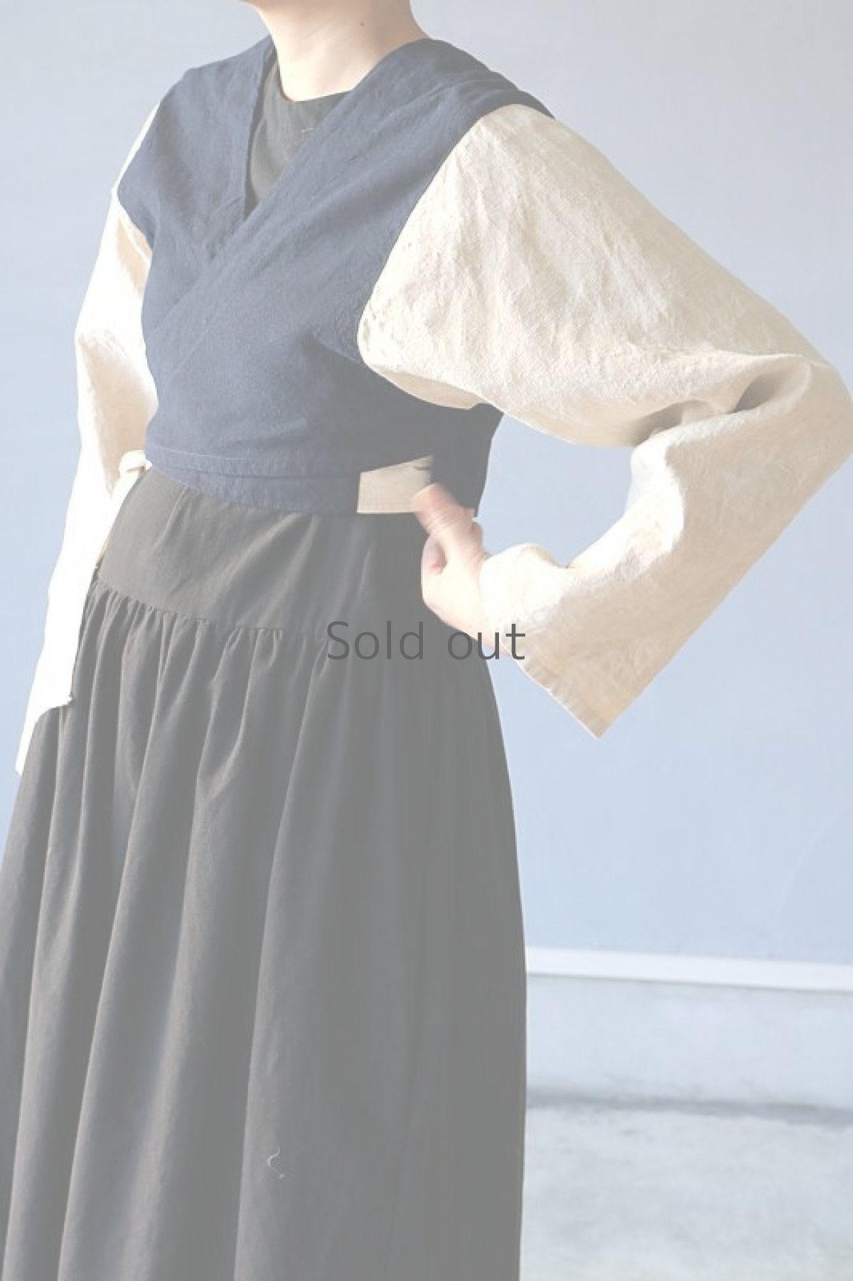 画像2: 【ササキチホ】アンティークリネン×染め 短上衣（生成りと紺） (2)