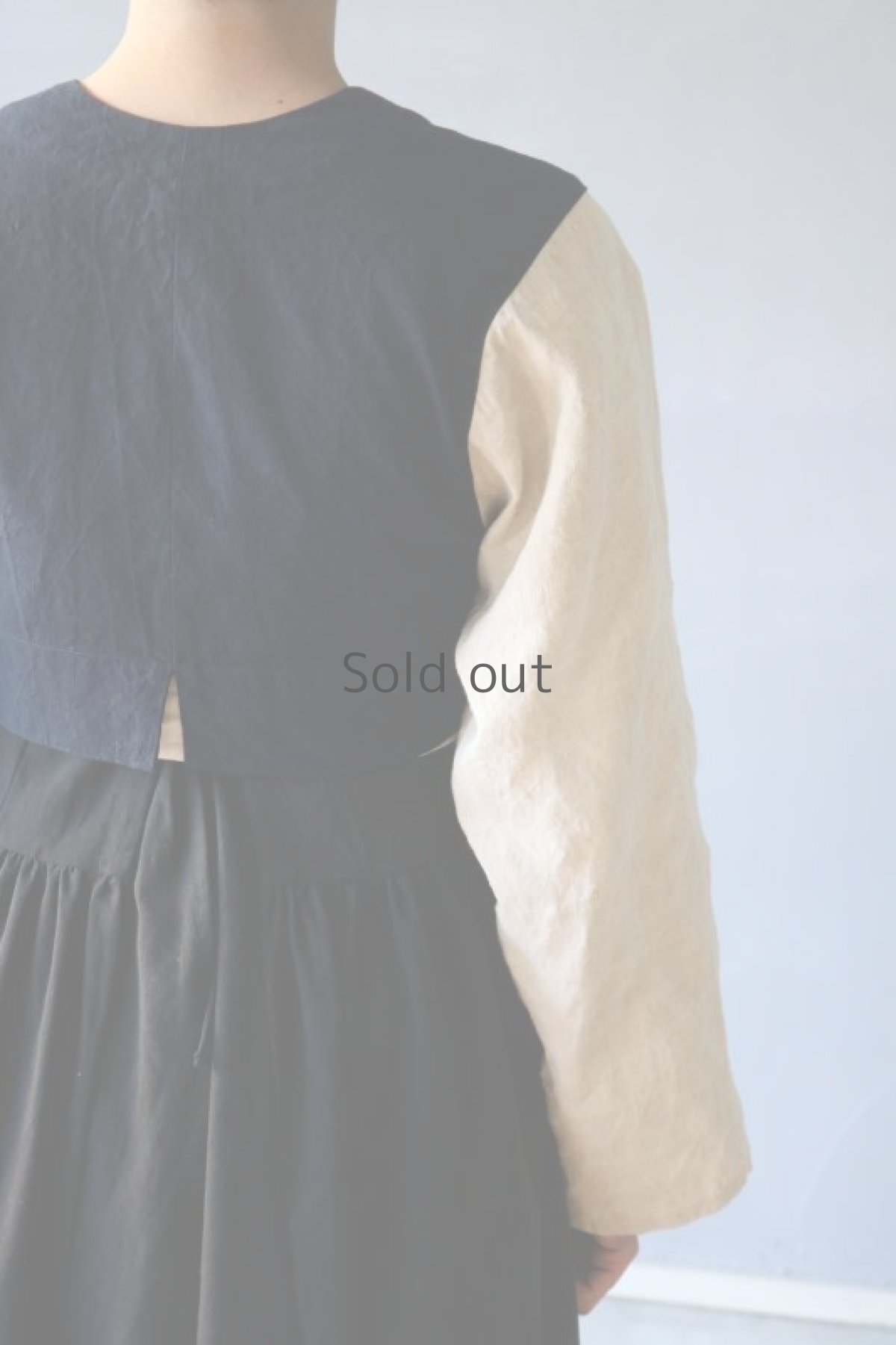 画像14: 【ササキチホ】アンティークリネン×染め 短上衣（生成りと紺） (14)