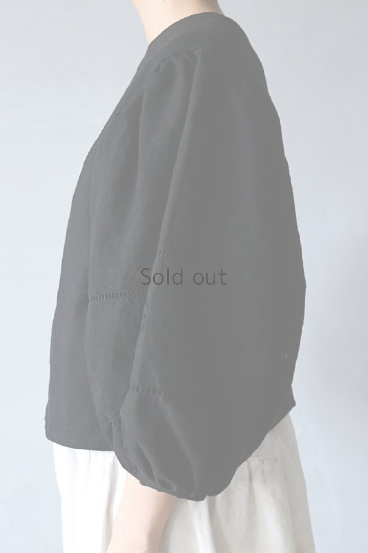 画像5: 【ササキチホ】アンティークリネン×染　ボリュームレース袖　背中ボタンブラウス（黒） (5)