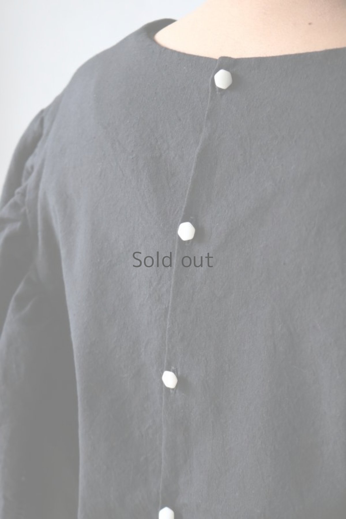 画像9: 【ササキチホ】アンティークリネン×染　ボリュームレース袖　背中ボタンブラウス（黒） (9)